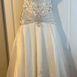 BNWT Wedding Dress. Size 6