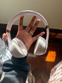 Beats Solo 4 Wireless Headphones – Pink/Tan 🎧