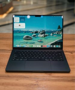 Apple MacBook Pro Laptop – Midnight