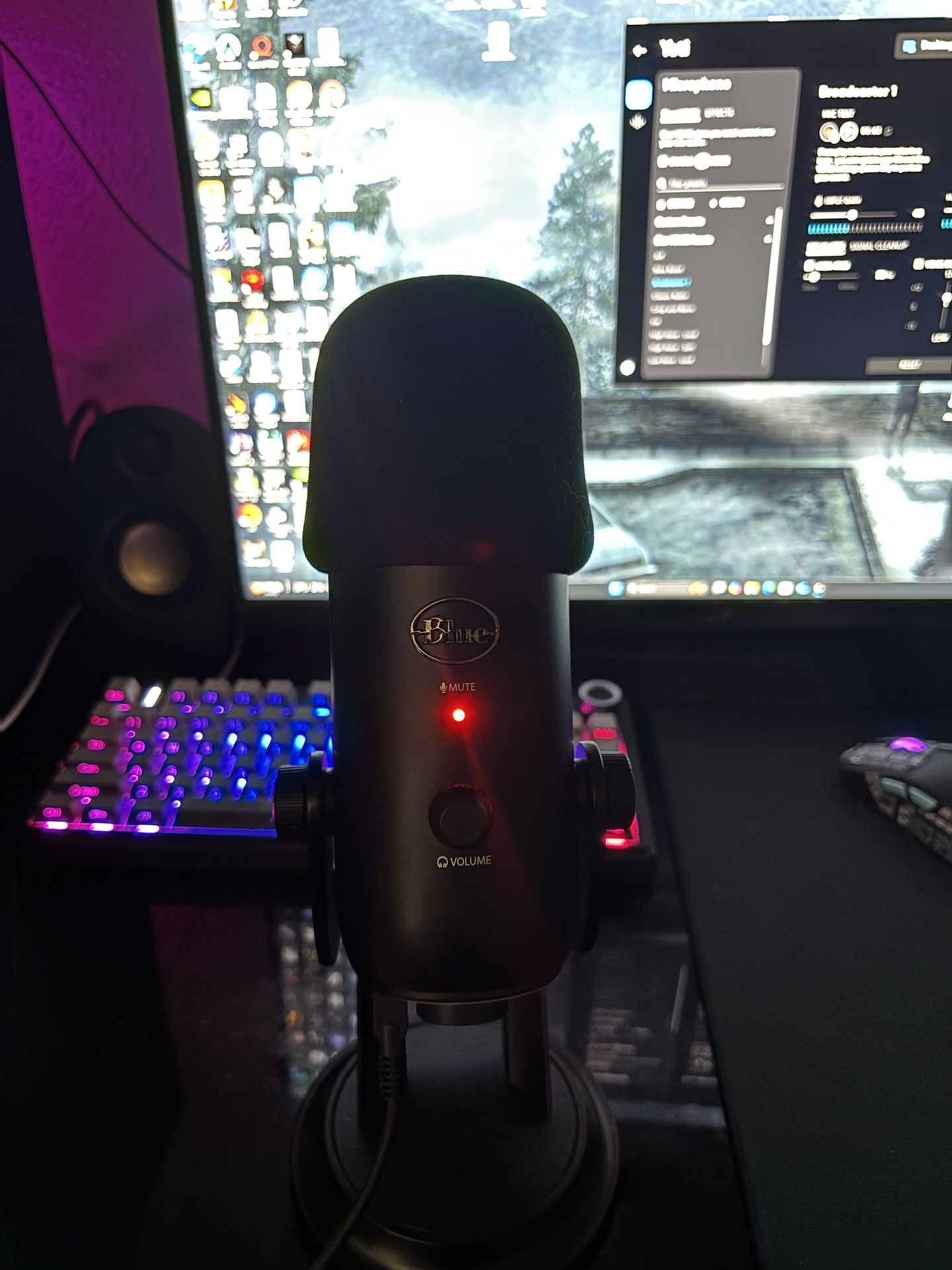 Blue Yeti x Logitech Microphone