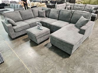 Brand New Sectional Chenille Black Or Grey 3 Pillows USB & Type C  Outlet $ 799
