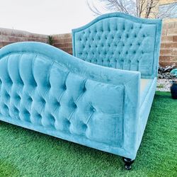 BEAUTIFUL CUSTOM UPHOLSTERED TUFTED CAL KING BED FRAME ( MADE-TO-ORDER BED) ( FREE DELIVERY 🚚 FIRST FLOOR -INSTALLATION NOT INCLUDED ) LIKE NEW 🥰
