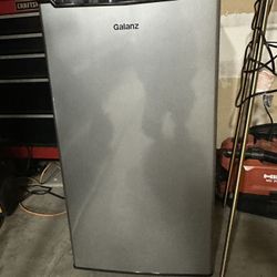 Galanz 3.3 Cu ft One Door Mini Fridge, Estar, Stainless Steel Look, New