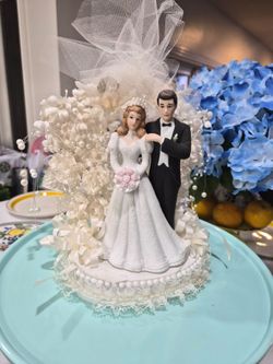 Gorgeous  Vintage porcelain  wilton wedding  cake topper