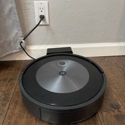 iRobot Roomba i7 Robot Vacuum 