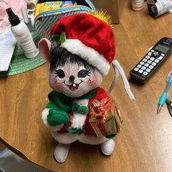 Annalee 10" Mr Elegant Christmas Mouse With Beret & Gift