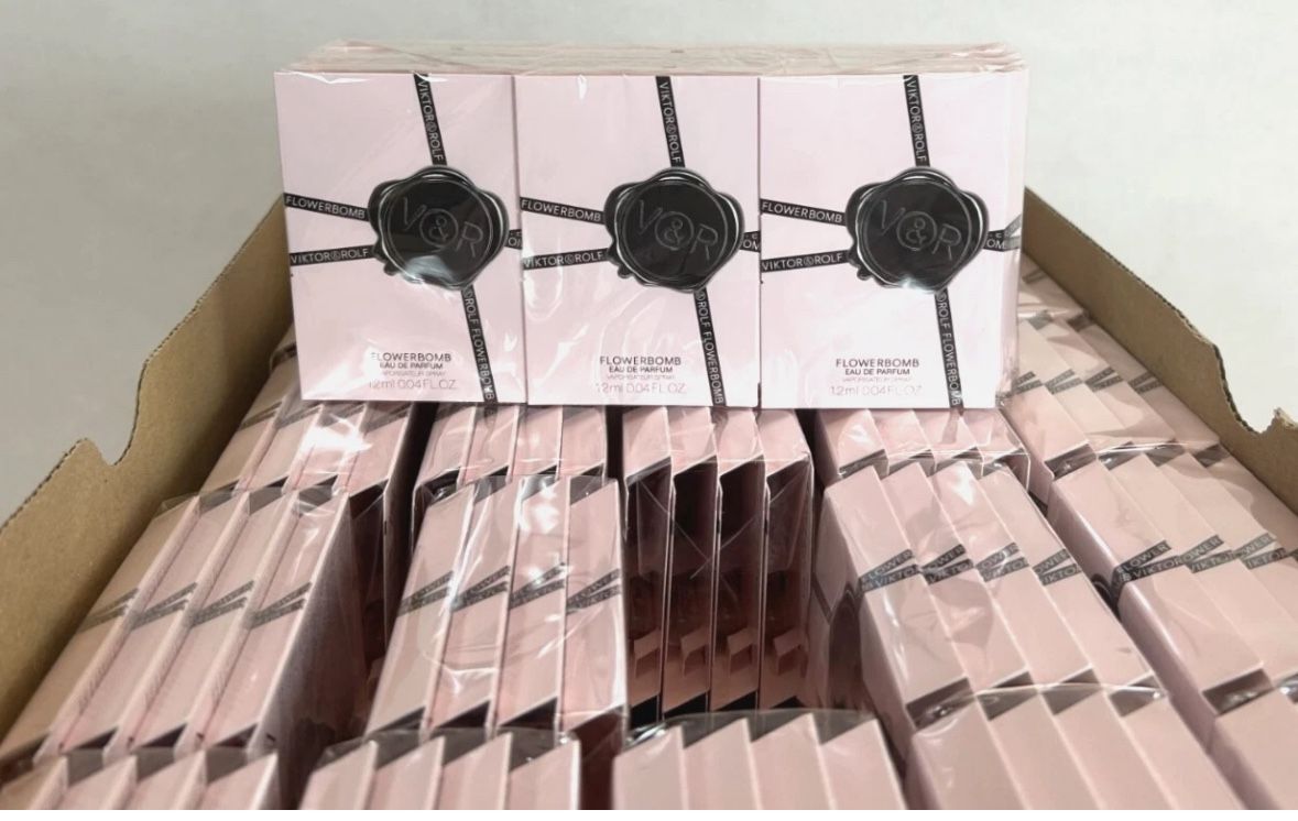 Brand new fresh and authentic (12) Viktor and Rolf Flowrbomb 1.2ml each NEW. Total 14.4ml DESCRIPTION Fragrance Family: Floral Key Notes: Peony Ac