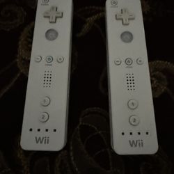 Wii Controllers 🎮.  🎮2 