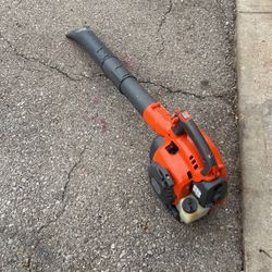 NICE HUSQVARNA BLOWER 