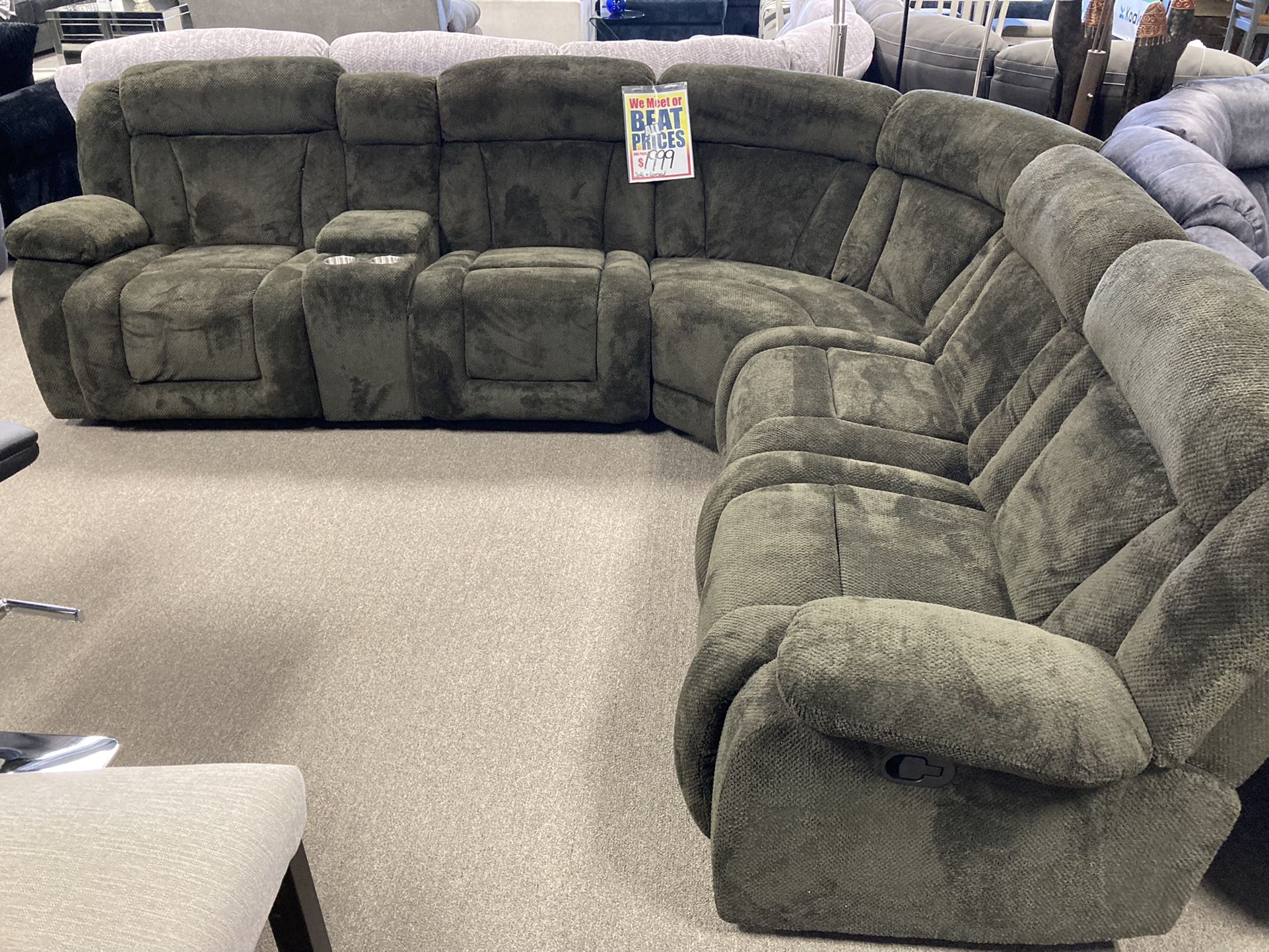 Beautiful Sectional ✨💚 Easy Financing Available ✨☺️ Free Delivery 🚚