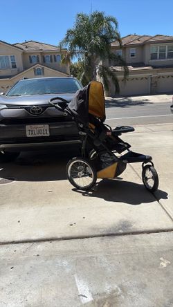 Baby  trend baby jogging stroller very good condition super light easy to carry and fold
