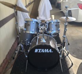 Bateria Tama 5 Pc Drum Set Complete w Double BassPedal, Cymbals&Hi-Hats, Hardware or Stands, 2 Pr of Sticks and a Drum Tuning Key