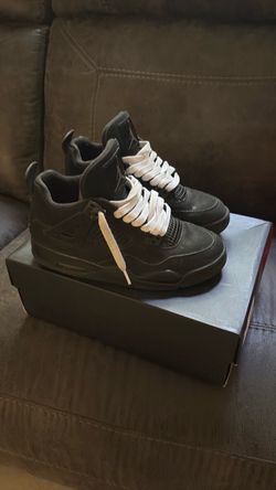 Black cats Jordan 4
