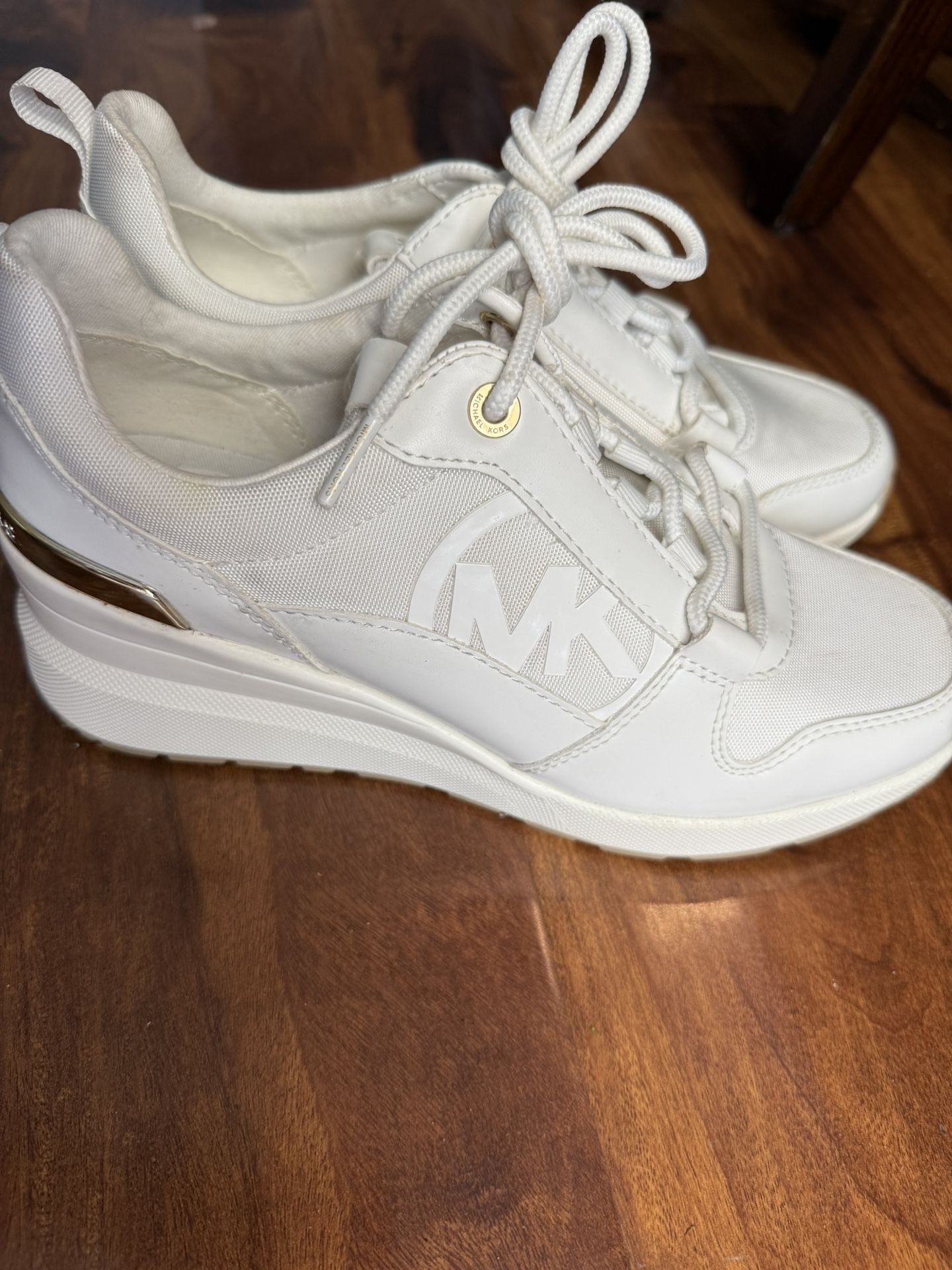 MICHAEL KORS WHITE WOMENS TENNIS SHOE SIZE 8