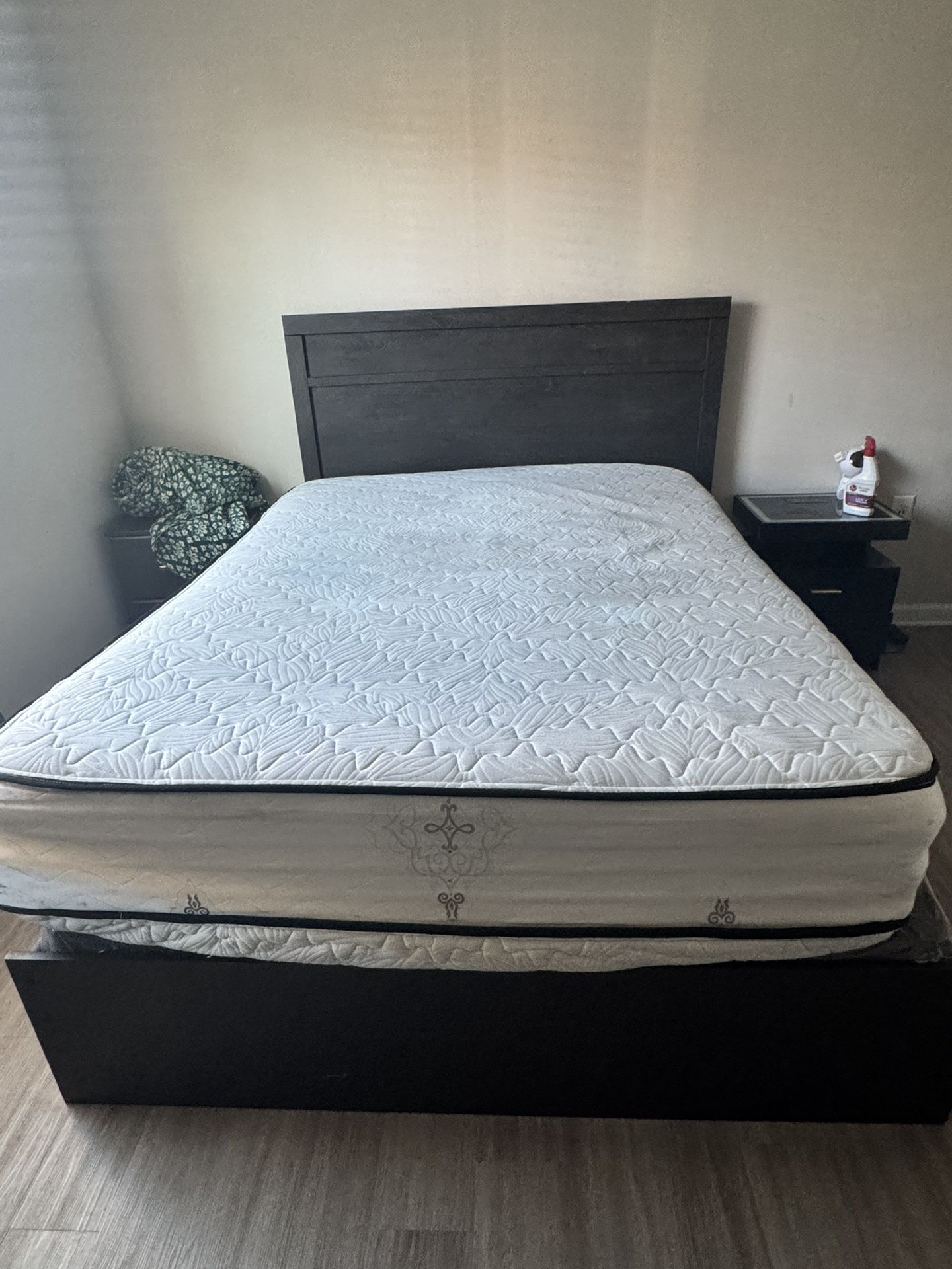 Queen size bedframe