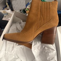 Brand New Women’s Boot 8 1/2 Beautiful Color Never Use Marc Fisher 