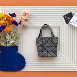 ISSEY MIYAKE BAO BAO 💕💕
Size: 16cm * 16cm * 4cm
LUCENT BOXY series - Small Square Box Classic Snap-on Small Square Box Restores the classic design. 