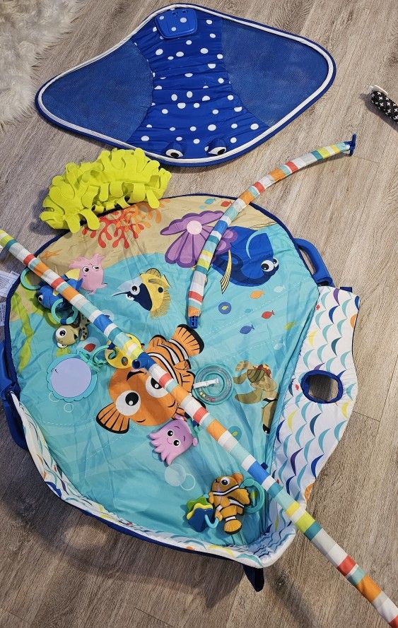 Finding Nemo Mr. Ray Ocean Lights & Music Gym