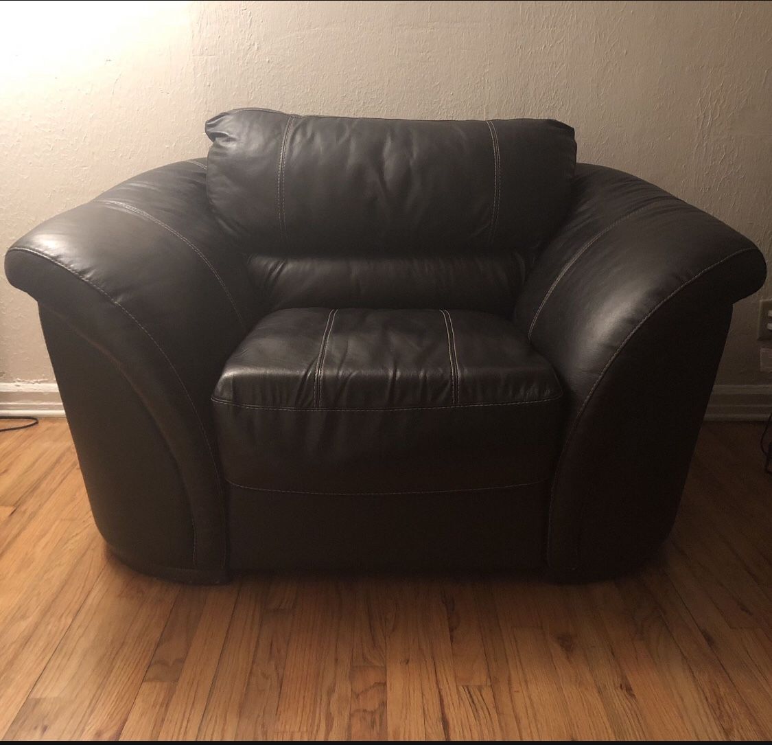 Black Leather Sofa, Loveseat, & Chair Set.