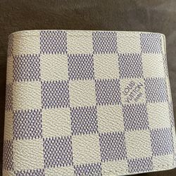 Wallet clean roomy