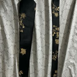 Luxury Tie With Golden Roses On It