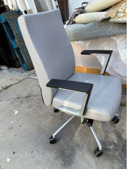 BEAUTIFUL CHAIR DESK LIKE NEW