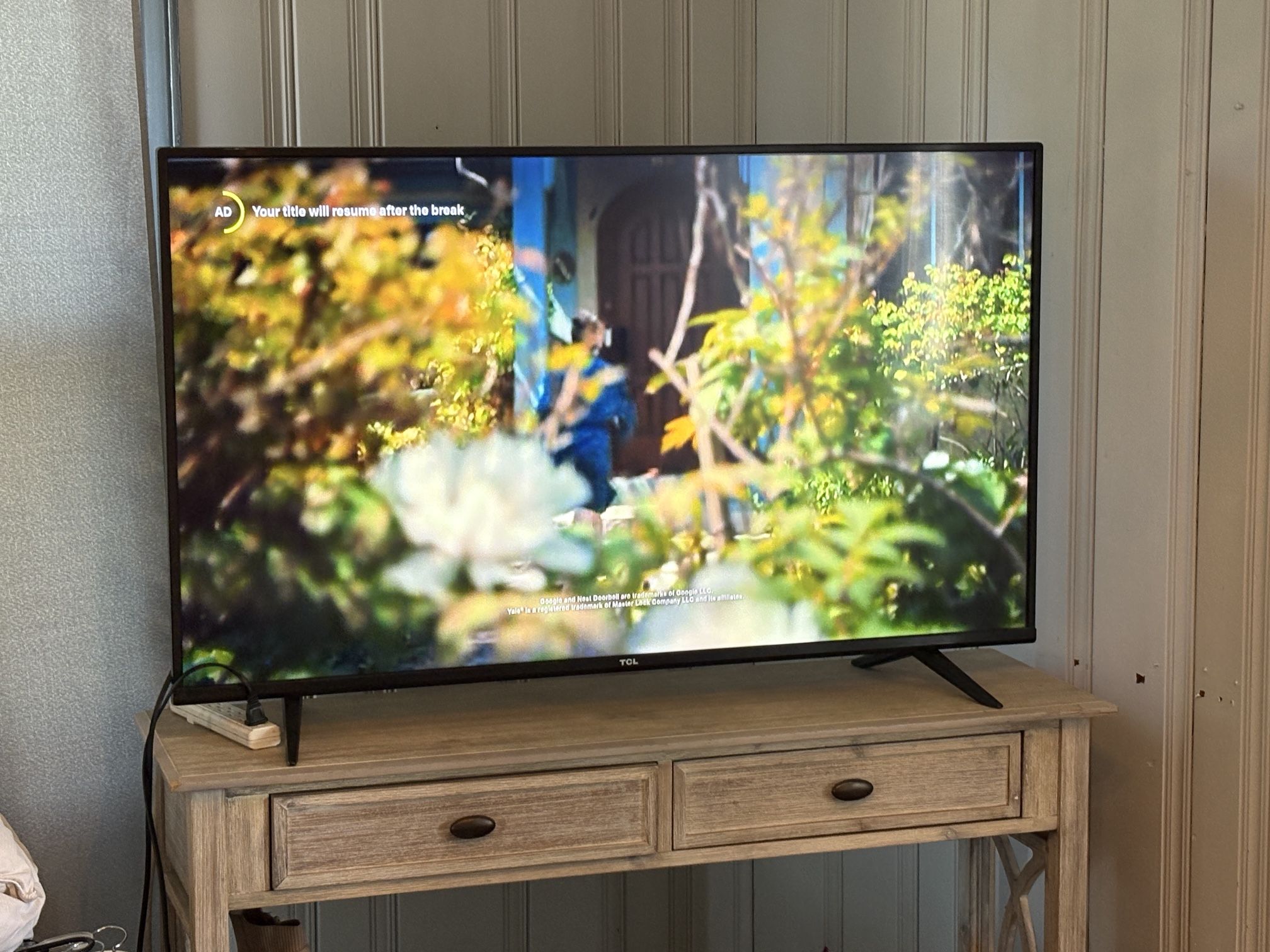 42 Inch TCL Smart Tv With Soundbar And Remote. Will Deliver.