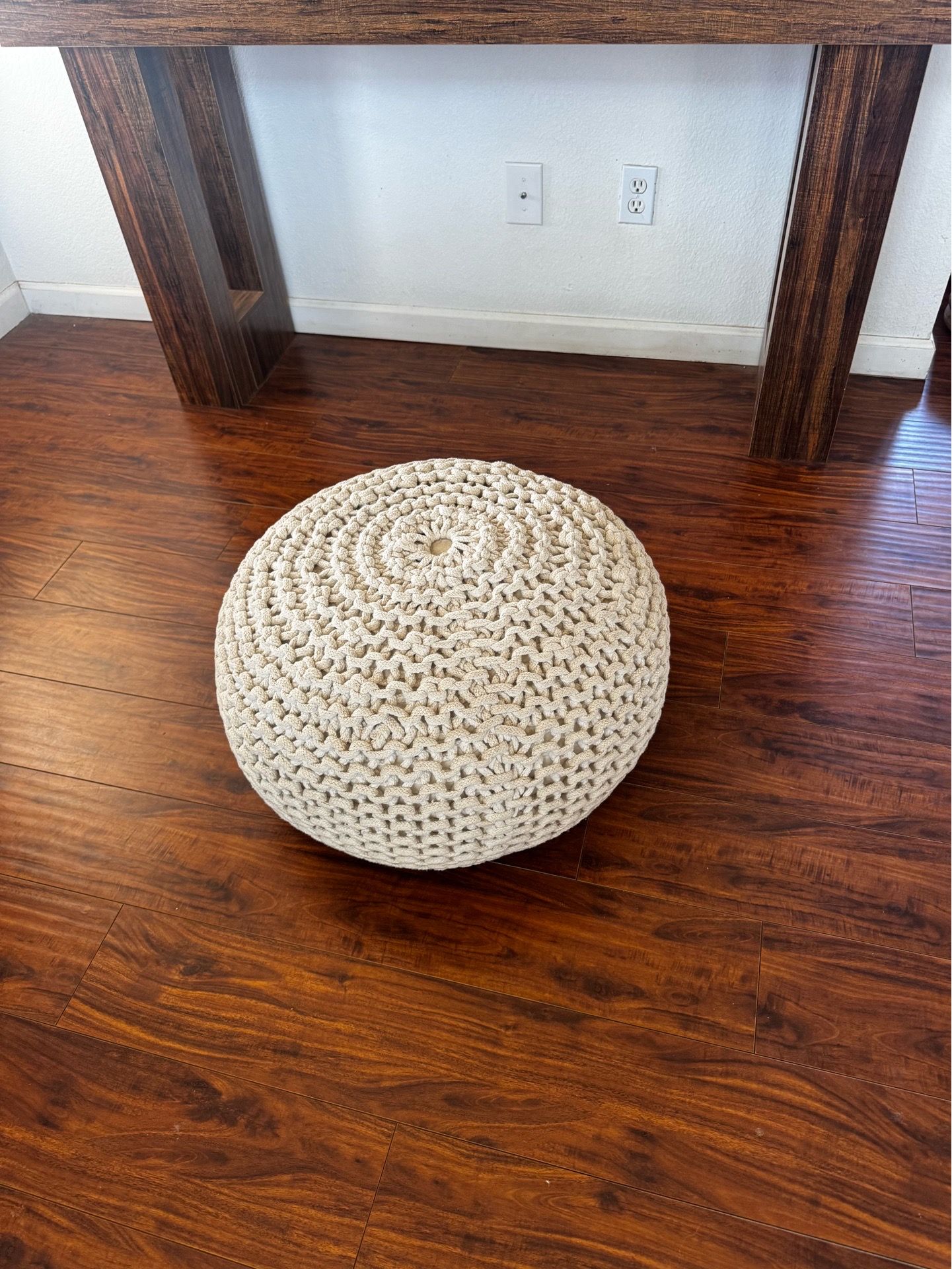Round pouf ottoman