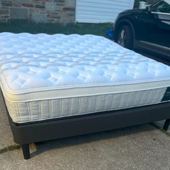 Leesa. Sapira Chill Hybrid Mattress, King, Firmness: Firm Like New, Excellent Condition
