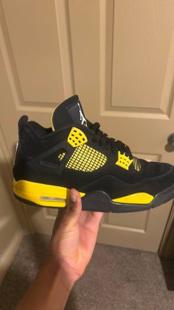 Air Jordan 4 Thunder Black Yellow Sneakers