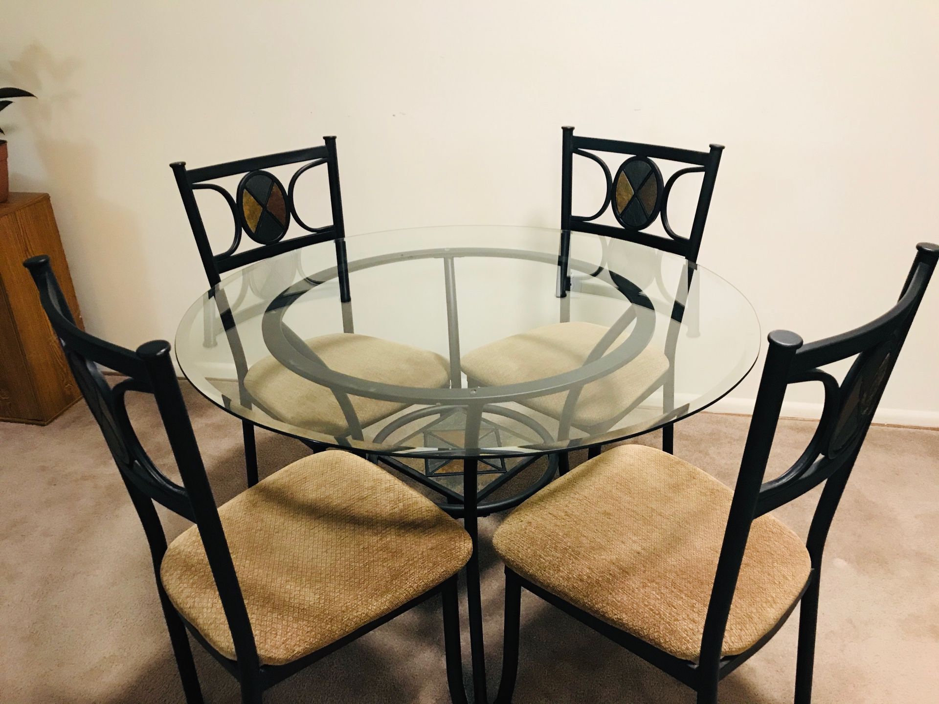 Dinner table +chairs