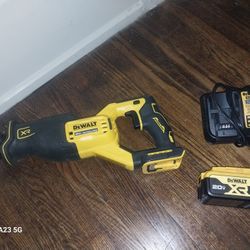 Dewalt Sawsaw, Whit Battery And Charger 