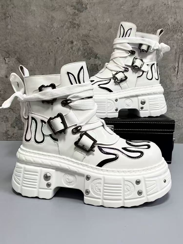 Fashionable high-heel moccasin boots!