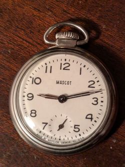 Gorgeous Westclox Mascot vintage pocket watch. Seems to run very well but not tested thoroughly nor long term, therefore selling as is. Beautiful cond