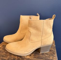 New Old Navy Size 8 Camel Color Faux Suede Boots $15