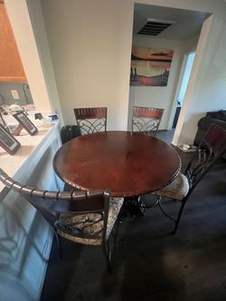 Circular table w/ 4 chairs