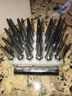 Spike lug nut