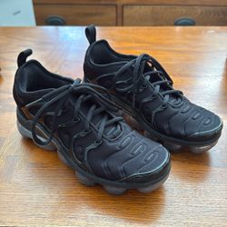 WMNS Nike Vapormax Plus (Size 7.5)