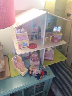 20x20x14  tiny dollhouse and accessories