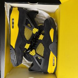 Jordan 4 Retro Thunder (2023) Size 8.5 Almost New