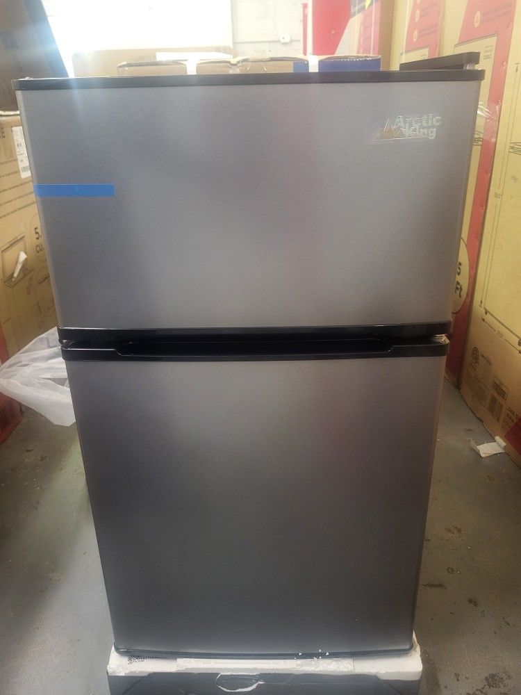 Refrigerator
Arctic King 3.2 Cu. Ft. Refrigerator