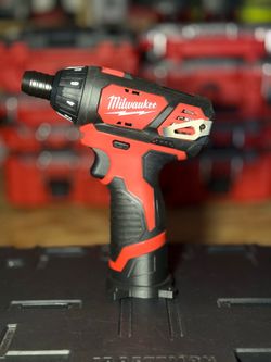 Milwaukee M12 12V Lithium-lon Cordless 1/4 in. Hex Screwdriver (TOOL ONLY)