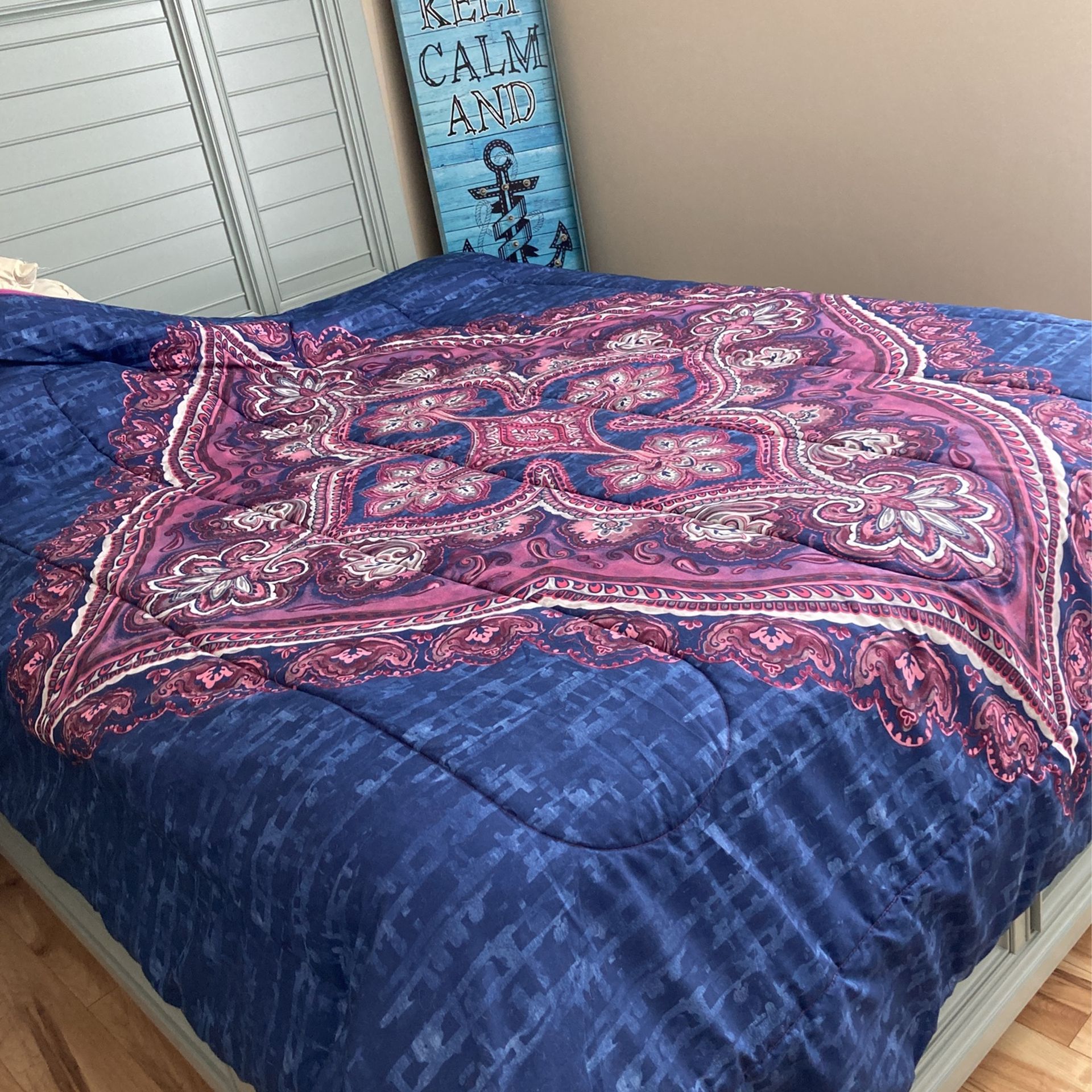 Queen Size Comforter With 2 Shams And Decorative Pillows