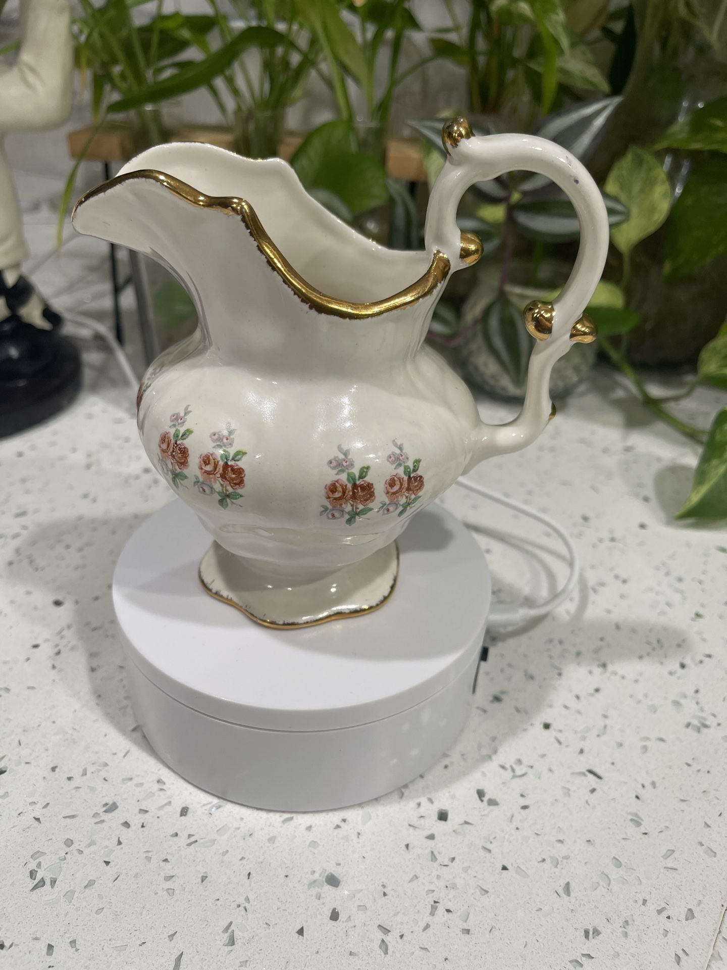 Porcelain creamer pour