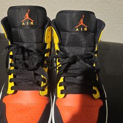 JORDAN 1s  Men size 10 Black/Amarillo/White/Team Orange -