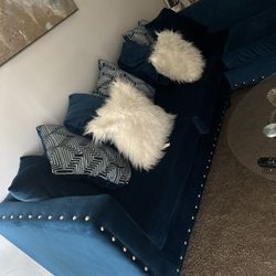 Sectional Couch With Pillows