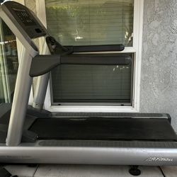 93T Classic Life Fitness Treadmill