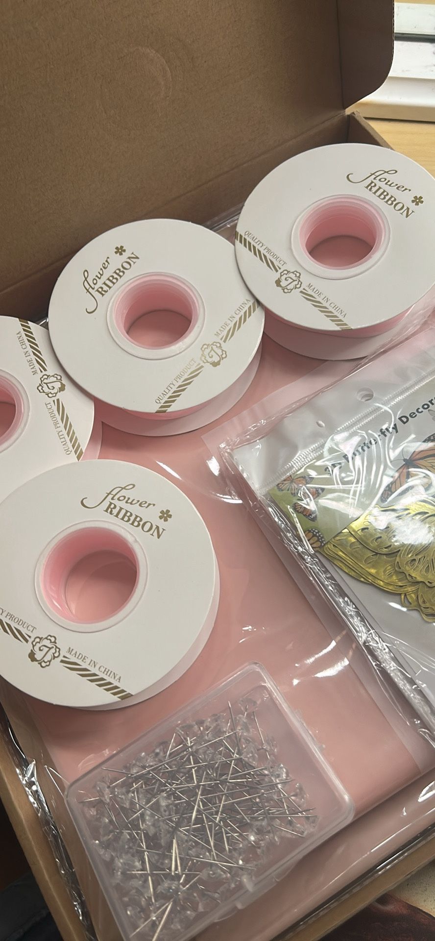 Flower wrapping paper pink/gold with pins and butterfly’s 3D and 4 pink ribbons florist