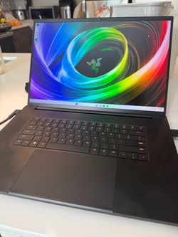 RTX 4090 – Razer Blade 18 | i9-13950HX | 64GB DDR5 | 1TB SSD | 18" 2560x1600 240Hz