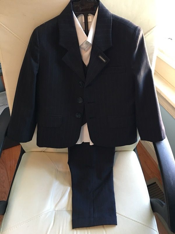 Kids suit for around 3,4, years old boy.